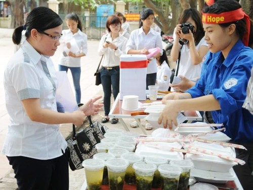 Chung tiền mua cơm, nước cho thí sinh Chung tiền mua cơm, nước cho thí sinh