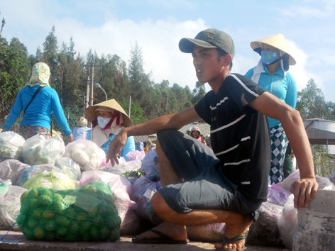 Lén lút chở khách ra đảo Lý Sơn giữa biển động Lén lút chở khách ra đảo Lý Sơn giữa biển động