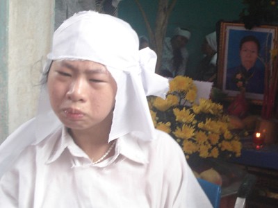 Cháu bé mồ côi cần giúp đỡ Cháu bé mồ côi cần giúp đỡ