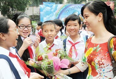 Tình nghĩa học trò níu tôi đứng lại bục giảng Tình nghĩa học trò níu tôi đứng lại bục giảng