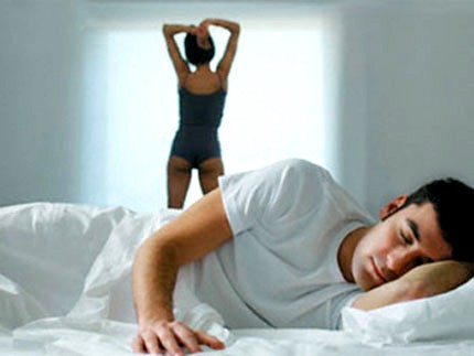 Chồng tụt hứng vì vợ… thích trần trụi Chồng tụt hứng vì vợ… thích trần trụi