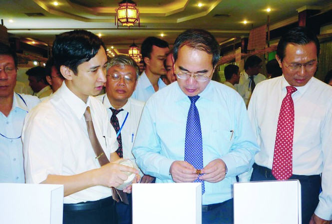 Dược liệu Việt Nam đang thua trên sân nhà Ông Ngô Chí Dũng giới thiệu chiết xuất từ hoa hồi để tổng hợp thuốc tamiflu với Phó Thủ tướng Nguyễn Thiện Nhân