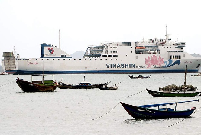 Thảo luận, chất vấn những vấn đề nóng QH đề nghị Chính phủ báo cáo về hoạt động của các tập đoàn tại kỳ họp thứ 7, QH khóa XII. Trong ảnh: Tàu Hoa Sen của Vinashin được mua với số tiền 1.300 tỷ đồng nhưng đến nay không khai thác được. Ảnh: Nguyễn Đình Quân