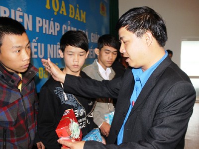Tiếp sức bạn trẻ chậm tiến Trao quà cho bạn trẻ chậm tiến đã tiến bộ Ảnh: N.H