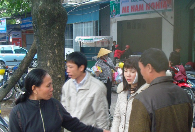 Cô gái bị xăm rết lên mặt ra Hà Nội chữa trị Cô gái bị xăm rết lên mặt ra Hà Nội chữa trị