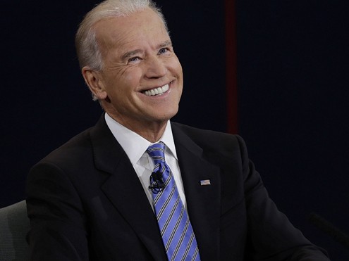 Ông Joe Biden bị cáo buộc ‘thiếu tôn trọng’ đối thủ vì cười nhiều Ông Joe Biden bị cáo buộc ‘thiếu tôn trọng’ đối thủ vì cười nhiều