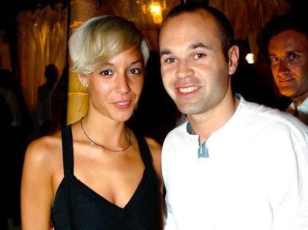 Iniesta cùng Paris Hilton tiệc tùng Iniesta cùng Paris Hilton tiệc tùng