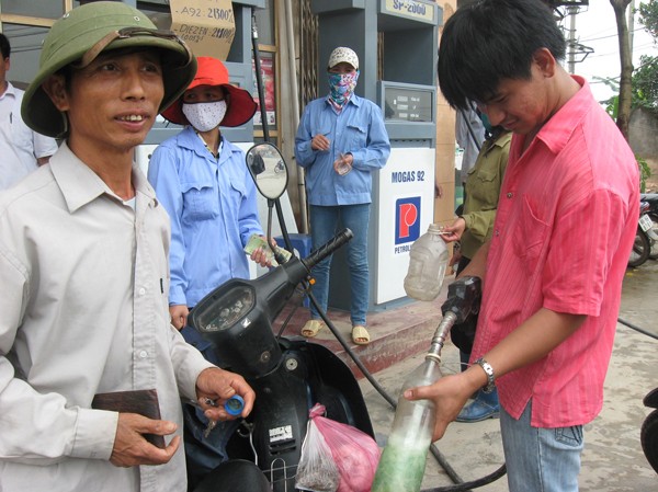 Chưa giảm giá xăng vì vướng cơ chế Doanh nghiệp đang lãi 500 - 600 đồng/lít xăng A92 nhưng chưa thể giảm giá vì mắc cơ chế Ảnh: Thục Quyên