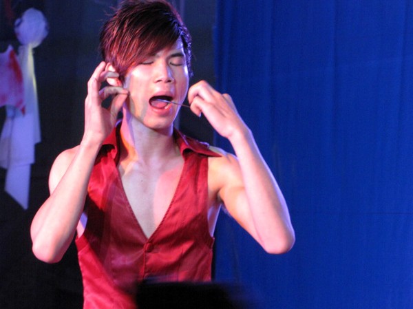 Xuyên kim thâu má rùng rợn đêm Halloween 2011 Xuyên kim thâu má rùng rợn đêm Halloween 2011