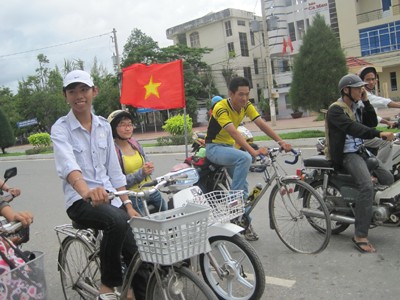 Đạp xe xuyên Việt trong 20 ngày Nguyễn Mạnh Hiển (giữa) tại Cà Mau