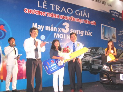 BIDV trao giải trị giá 1,5 tỷ đồng cho khách BIDV trao giải trị giá 1,5 tỷ đồng cho khách