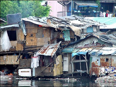Trong khu ổ chuột giữa thủ đô Manila Trong khu ổ chuột giữa thủ đô Manila