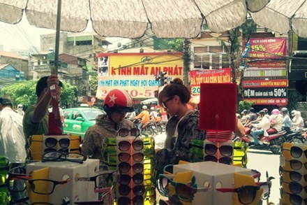 Kính 'hàng hiệu' 20.000 đồng 'đại náo' Hà Nội Kính 'hàng hiệu' 20.000 đồng 'đại náo' Hà Nội