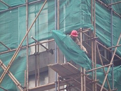 Cháy cư xá ở Thượng Hải do vật liệu rởm Lưới nylon dễ cháy được sử dụng rộng rãi trong ngành xây dựng Trung Quốc. Ảnh: AP
