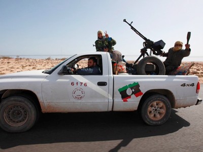 Sang châu Âu tìm giải pháp đình chiến Quân nổi dậy tiến về phía tây Libya với sự trợ giúp của phương Tây thông qua các đợt không kích Ảnh: Reuters