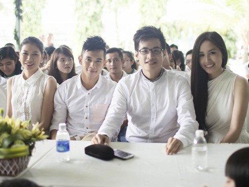Dàn sao Việt cùng mặc áo trắng tinh khôi đi từ thiện Dàn sao Việt cùng mặc áo trắng tinh khôi đi từ thiện