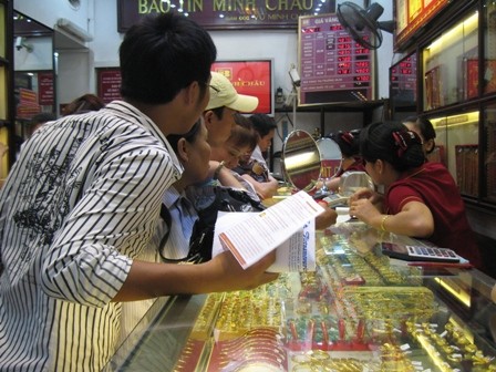 Giá vàng ngất ngưởng, người dân vẫn đổ xô mua vào Giá vàng ngất ngưởng, người dân vẫn đổ xô mua vào