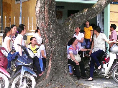 Gần 100 công nhân 'vây' Cty đòi giải quyết thôi việc Gần 100 công nhân 'vây' Cty đòi giải quyết thôi việc