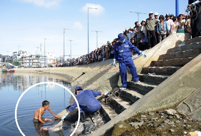 Ông già 70 tuổi vớt xác, người trẻ đứng nhìn... Ông già 70 tuổi vớt xác, người trẻ đứng nhìn...
