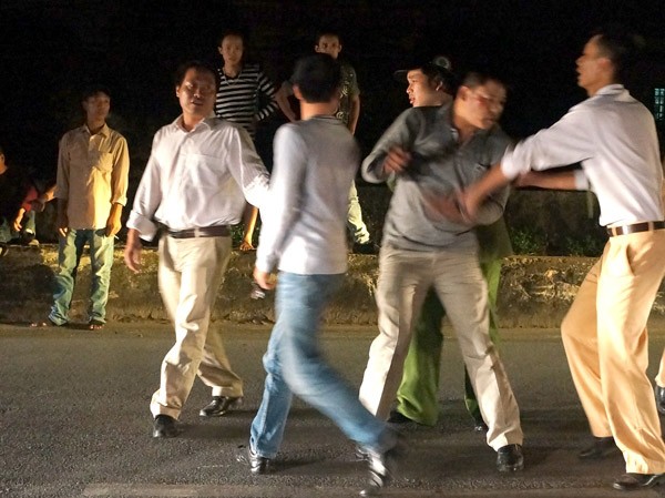 Va chạm giao thông, nhảy bổ vào đánh nhau Va chạm giao thông, nhảy bổ vào đánh nhau