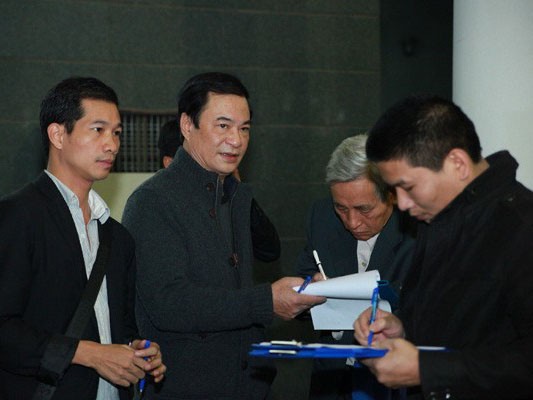 Nghệ sĩ đồng loạt ký đơn xin danh hiệu cho Văn Hiệp: Liệu có khả thi? Nghệ sĩ đồng loạt ký đơn xin danh hiệu cho Văn Hiệp: Liệu có khả thi?
