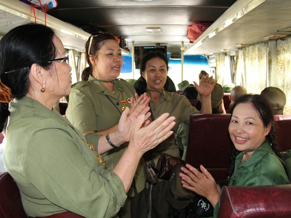 Tiếng hát thanh xuân trên những cung đường một thời khói lửa Tiếng hát thanh xuân trên những cung đường một thời khói lửa