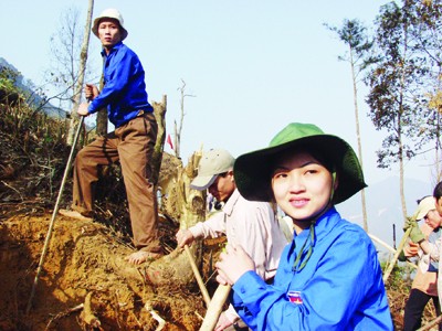 Thu nhập trên bốn triệu đồng/tháng Thanh niên tình nguyện tham gia mở đường vùng xa Ảnh: Hồng Vĩnh