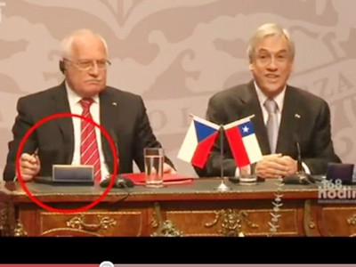 “Tổng thống Séc không lén lấy bút” Tổng thống Vaclav Klaus lấy bút ra khỏi hộp Ảnh: Guardian