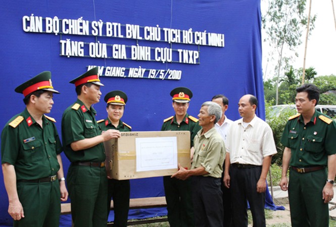 Tuổi trẻ làm theo lời Bác Trao tặng quà cho gia đình cựu thanh niên xung phong Lê Văn Tư. Ảnh: Trọng Đức