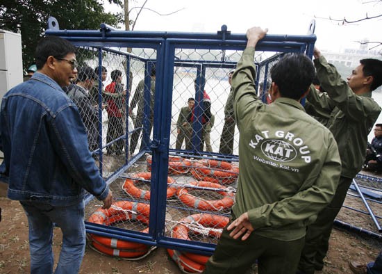 Công tác chuẩn bị cho 'cụ' Rùa vào 'bệnh viện' Công tác chuẩn bị cho 'cụ' Rùa vào 'bệnh viện'