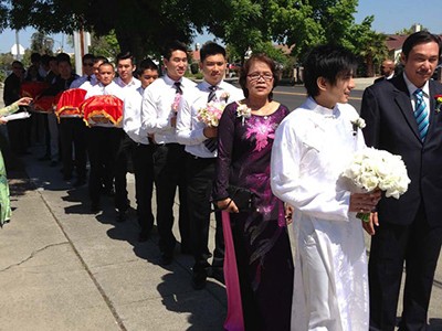Đan Trường ngọt ngào hôn má vợ Đan Trường ngọt ngào hôn má vợ