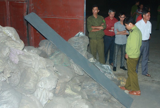 Bắt hàng trăm bao tải quặng lậu trị giá tiền tỷ Bắt hàng trăm bao tải quặng lậu trị giá tiền tỷ