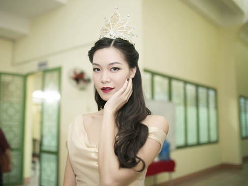Thùy Dung đội vương miện lộng lẫy đón dàn 'trai đẹp' Thùy Dung đội vương miện lộng lẫy đón dàn 'trai đẹp'
