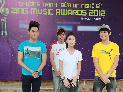 Khởi My và Vmuzic nấu ăn cho các nghệ sĩ tiền bối Khởi My và Vmuzic nấu ăn cho các nghệ sĩ tiền bối