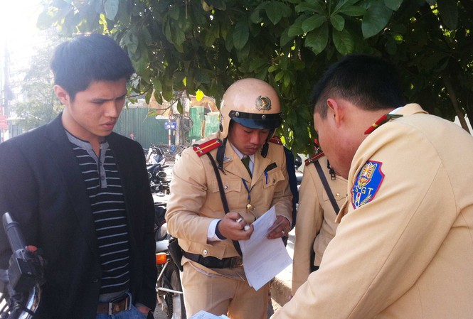Tự xưng người nhà lãnh đạo, nhổ nước bọt về phía công an Tự xưng người nhà lãnh đạo, nhổ nước bọt về phía công an