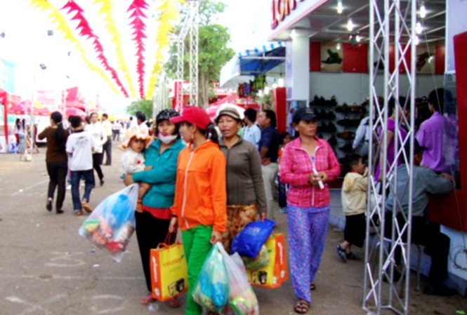 Người đất Võ mua hàng Việt nhiều nhất miền Trung Đông đảo người mua hàng tại Hội chợ HVNCLC Bình Định - 2010