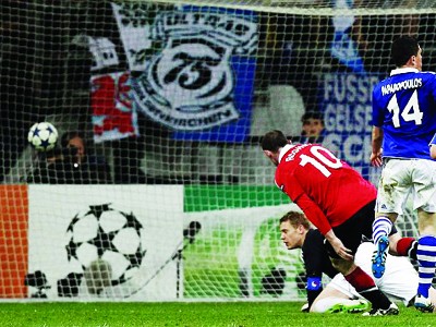 M.U đặt một chân vào thánh đường Wembley Wayne Rooney ghi bàn ấn định chiến thắng cho Manchester United
Ảnh: Reuters