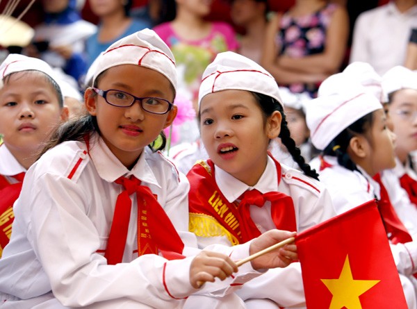 'Heo vàng' chen chân trong lễ khai giảng Các em vui mừng đến trường trong ngày khai giảng