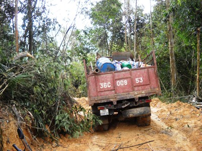 Di dời thiết bị phá rừng ra khỏi địa bàn Di dời thiết bị phá rừng ra khỏi địa bàn