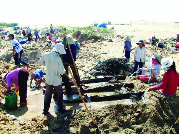 Siết xuất titan thô, doanh nghiệp 'la làng' Dân cũng đổ xô khai thác lậu titan tại Cát Khánh. Ảnh: V.H