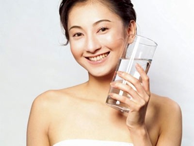 Già vì làm đẹp sai cách Già vì làm đẹp sai cách