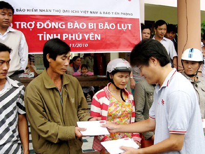 Tiền Phong và Cty Dai-ichi Việt Nam đến với vùng lũ Phú Yên Ông Yamamoto (ngoài cùng bên phải)trao quà cho người dân Hòa Mỹ Tây