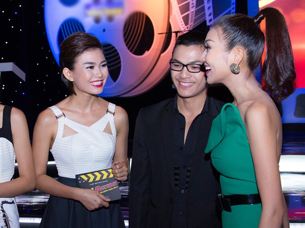Thanh Hằng vai trần gợi cảm bên dàn học trò Next Top Model Thanh Hằng vai trần gợi cảm bên dàn học trò Next Top Model