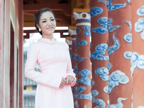 Ngỡ ngàng vẻ xinh đẹp của danh hài Thúy Nga với áo dài Ngỡ ngàng vẻ xinh đẹp của danh hài Thúy Nga với áo dài