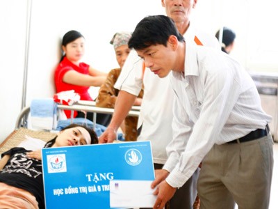 Tặng học bổng cho SV khó khăn Tặng học bổng cho SV khó khăn