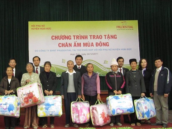 Prudential VN tổ chức trao học bổng và tặng chăn ấm cho người nghèo Prudential VN tổ chức trao học bổng và tặng chăn ấm cho người nghèo