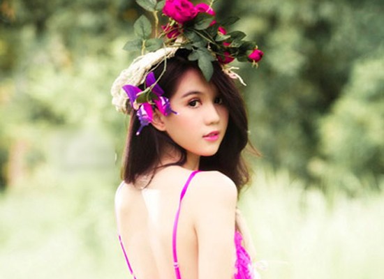 Ngọc Trinh khóc vì bị chê 'bám trai' Ngọc Trinh khóc vì bị chê 'bám trai'