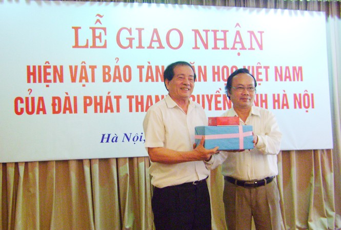 Nhiều tư liệu quý nhưng thiếu gương mặt trẻ - TPCT Nhà thơ Hữu Thỉnh đón nhận các thước phim chân dung nhà văn Việt Nam từ ông Trần Gia Thái, Tổng Giám đốc Đài PT- TH Hà Nội