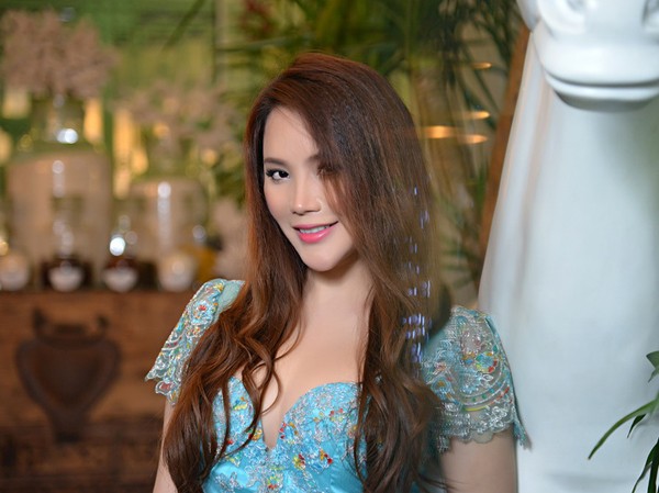 Hồ Quỳnh Hương đẹp rạng ngời như công chúa Hồ Quỳnh Hương đẹp rạng ngời như công chúa