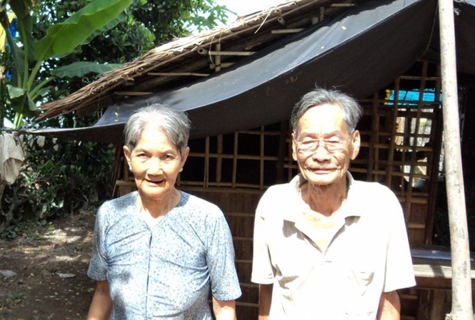 Lúng túng hòa giải một gia đình Ông bà Năm muốn rời mái lá, trở lại nhà lớn nhưng không được ai hỗ trợ nên “sợ con dâu”. Ảnh: Sáu Nghệ